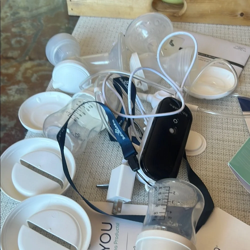 Baby Buddha Portable Breast Pump + supplies & bonus Zomee portable pump
